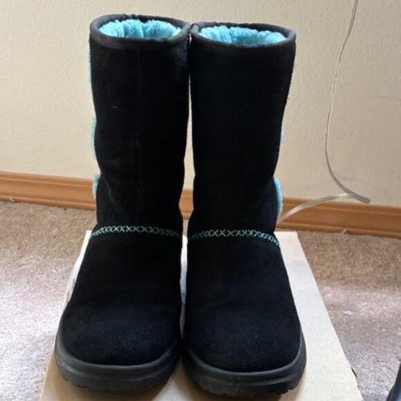 Super cute UGG boots, Black with turquoise trim: Size 6 - Picture 1 of 6
